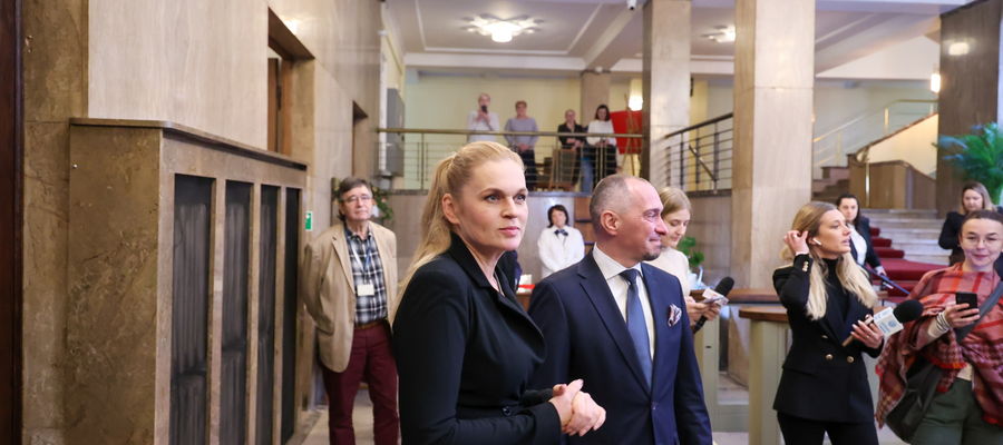 Minister edukacji Barbara Nowacka podczas uroczystego powitania w siedzibie resortu w Warszawie