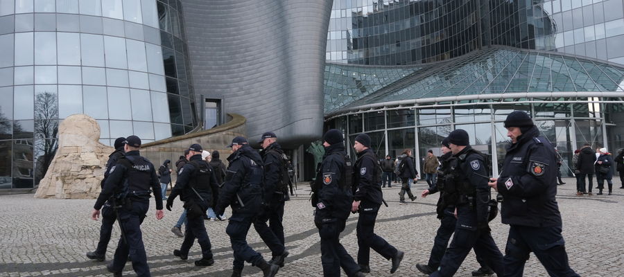 . Funkcjonariusze policji przed budynkiem TVP przy ulicy Woronicza w Warszawie