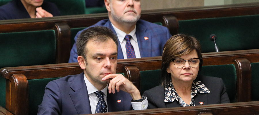 Minister finansów Andrzej Domański (L) i minister zdrowia Izabela Leszczyna (P) na sali obrad Sejmu w Warszawie