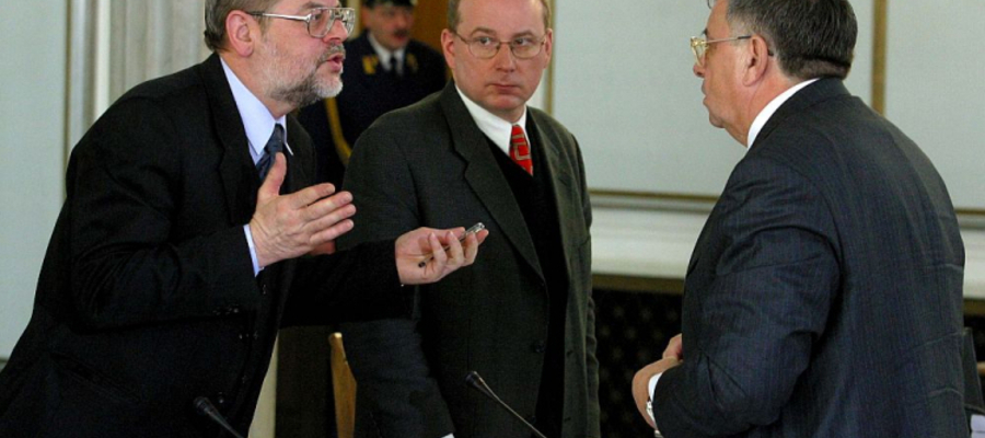 Lew Rywin (z prawej) w rozmowie z członkami sejmowej komisji śledczej: Tomaszem Nałęczem (z lewej) i Janem Marią Rokitą.