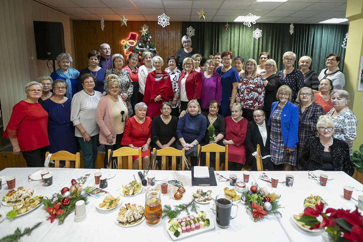 W grudniu ubiegłego roku w świetlicy „Zakrzewo” odbyło się spotkanie opłatkowe Stowarzyszenia Kobiet Aktywnych „Fantazja”. Na uroczystość zaproszono też przedstawicielki rodzin romskich i ukraińskich. Podczas spotkania nie zabrakło życzeń, ciepłych rozmów i wspólnego kolędowania