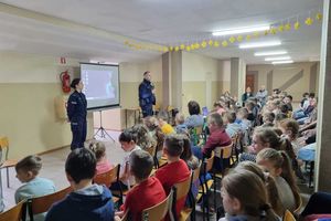 Policjanci spotkali się z uczniami Szkoły Podstawowej w Rozogach oraz z przedszkolakami z „Promyczka” w Szczytnie, aby porozmawiać o bezpieczeństwie w czasie ferii zimowych