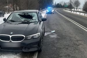 Bryła lodu spadła z naczepy, przebiła szybę i raniła kierowcę