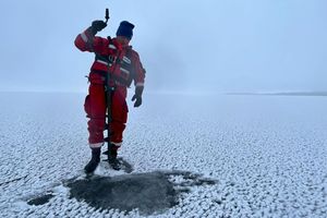 Ratownicy stanowczo odradzają wchodzenia na lód