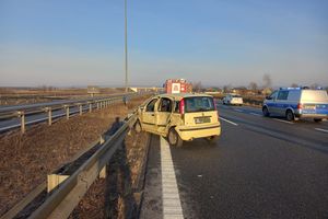 
Wypadek na S7. Kobieta straciła panowanie nad autem i uderzyła w barierę
