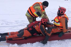 Akcja strażaków ochotników na lodzie Jeziora Hartowieckiego