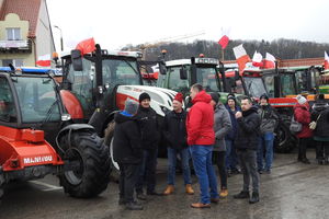 Protest rolników, którzy do Nowego Miasta przyjechali 160 ciągnikami, przebiegł płynnie i bez kolizji
