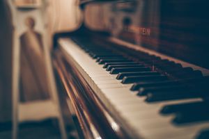 Dźwiękowa rewolucja: jak nauka gry na pianinie zmienia nasz mózg