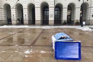 24- latek w depresji protestuje na Krakowskim Przedmieściu