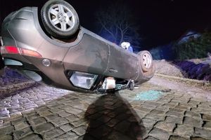 Gmina Płoskinia: Stracił panowanie nad autem i uderzył w przydrożne drzewo