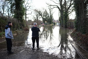 W. Brytania/ Setki zalanych domów, ostrzeżenia powodziowe i utrudnienia w komunikacji