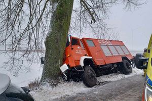 Strażacy z OSP Rutkowice wracając z akcji uderzyli w drzewo 