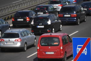 Po zderzeniu dwóch pojazdów w Mszczonowie trasa S8 zablokowana