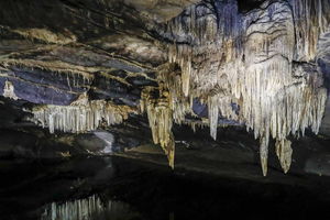 Naukowiec z Politechniki Wrocławskiej bada wytrzymałość stropów w księżycowych jaskiniach