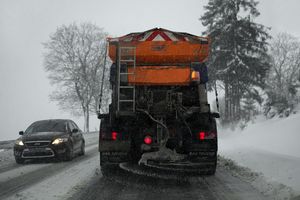 GDDKiA ostrzega przed śliskimi drogami, mżawką i opadami śniegu na Warmii i Mazurach 