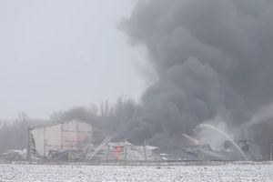 Pożar hali w Ołtarzewie ugaszony. Jedna osoba nie żyje