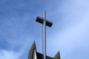 Komu przeszkadza krzyż na Sanktuarium MB Ostrobramskiej w Warszawie?