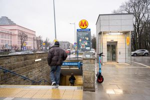 Nowe windy na stacji metra Pole Mokotowskie w Warszawie