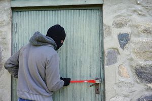 41-letni mieszkaniec powiatu olsztyńskiego usłyszał ponad 20 zarzutów dokonania kradzieży i innych przestępstw