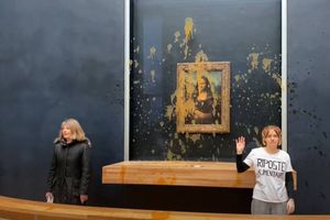 Aktywistki klimatyczne oblały zupą obraz "Mona Lisa" w Luwrze
