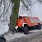 Powiat działdowski: Wóz strażacki uderzył w drzewo. Dwóch ratowników w szpitalu