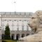 Rzeźby lwów wróciły przed Pałac Prezydencki w Warszawie
