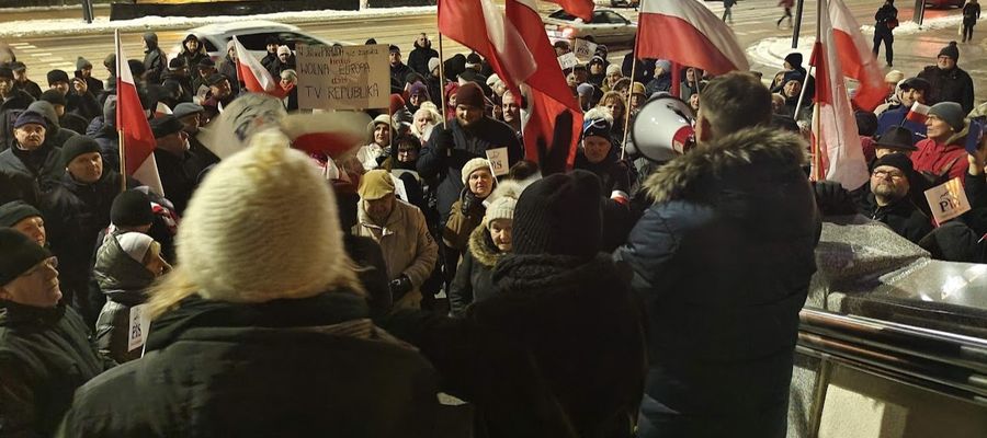 Kilkaset osób manifestowało niezadowolenie z rządów Donalda Tuska.