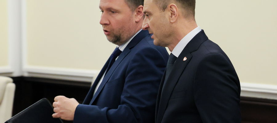 Minister sportu i turystyki Sławomir Nitras (P) oraz minister spraw wewnętrznych i administracji Marcin Kierwiński (L) podczas posiedzenia rządu