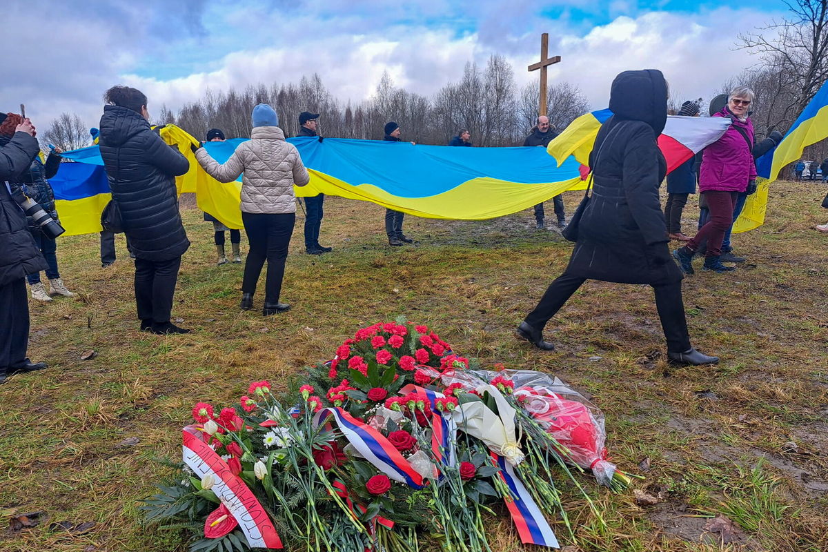 Pieniężno, 18.02.2024. Ukraińska flaga podczas uroczystości rocznicowych, w miejscu, gdzie stał pomnik generała Iwana Czerniachowskiego