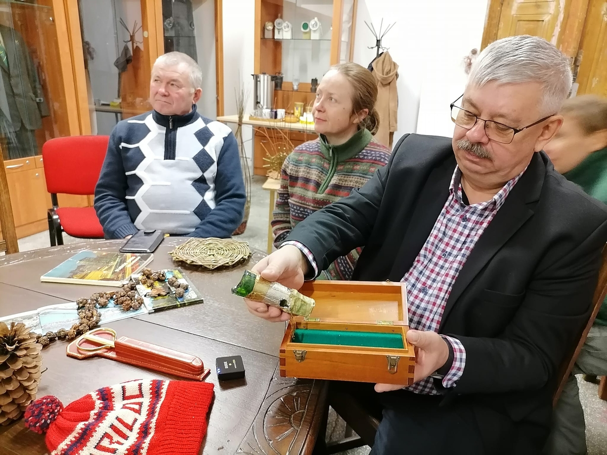 B. Wisowaty prezentuje szyjkę z butelki, którą p. Barbara wodowała 