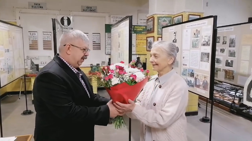 Pani Barbara z radością przyjęła bukiet kwiatów od ełckiego społecznika, przedsiębiorcy i polityka Bogusława Wisowatego