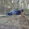 Wypadek w pobliżu Dalni. Samochód uderzył w drzewo i dachował