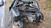 19-letni kierowca BMW uderzył w drzewo. W ciężkim stanie trafił do szpitala
