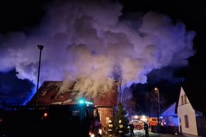 Pożar domu mieszkalnego w miejscowości Kowalik w gminie Rozogi. Mieszkańcom udało się opuścić płonący budynek