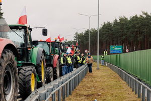 Rolnicy zablokowali drogę S17 w obu kierunkach