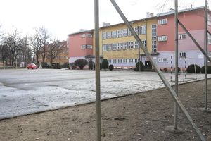 Popękane boisko stwarza zagrożenie dla uczniów. Radna apeluje do prezydenta Olsztyna