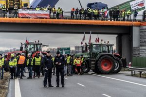Rolnicy zablokowali drogę krajową S7 w Kmiecinie. Objazdy w związku z całodobową blokadą trasy S7. Protest potrwa do 10 marca