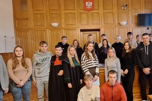 Młodzież licealna z Norwida przygotowała inscenizację procesu sądowego