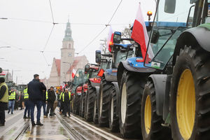 Rolnicy blokują centrum Olsztyna. Setki maszyn na al. Piłsudskiego [ZDJĘCIA]