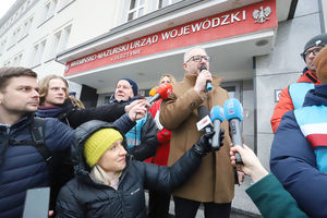 Wojewoda Radosław Król wyszedł do rolników protestujących w centrum Olsztyna