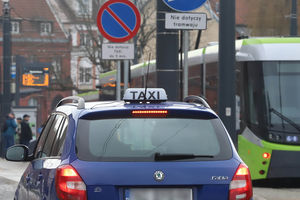 Problem z taksówkami pod Wysoką Bramą w Olsztynie. Radny interweniuje [ZDJĘCIA]
