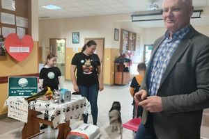 [ZDJĘCIA] Wspomóż Psiaka lub Kociaka — akcja dla zwierząt w Szkole Podstawowej w Gwiździnach