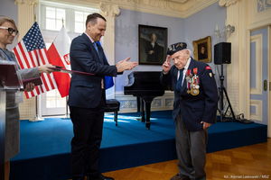 Sikorski wręczył odznaczenie pułkownikowi Lipińskiemu, weteranowi walk na Monte Cassino