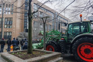 Rolnicy taranują blokady w centrum Brukseli