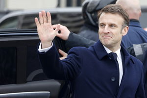Paryż - prezydent Macron obiecał wykąpać się w Sekwanie