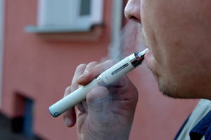 Poparcie środowisk medycznych i pacjenckich dla zakazu sprzedaży jednorazowych e-papierosów