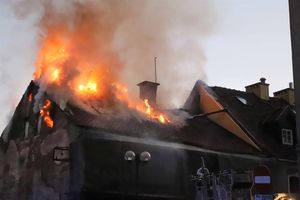 Pożar dachu w domu wielorodzinnym w Gietrzwałdzie. Na miejscu pracowało 8 zastępów straży pożarnej