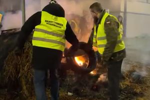 [NA ŻYWO] Rolnicy palą słomę i opony na chodniku [VIDEO]