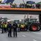 Rolnicy zablokowali drogę krajową S7 w Kmiecinie. Objazdy w związku z całodobową blokadą trasy S7. Protest potrwa do 10 marca