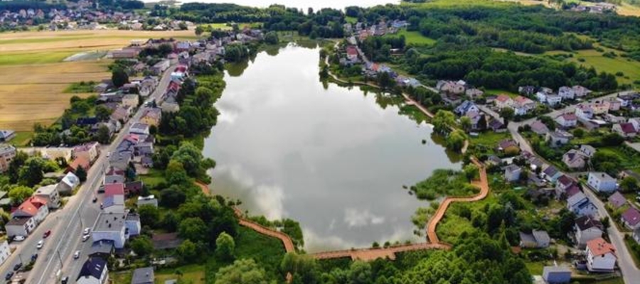 Deptak okala całe jezioro w Rybnie